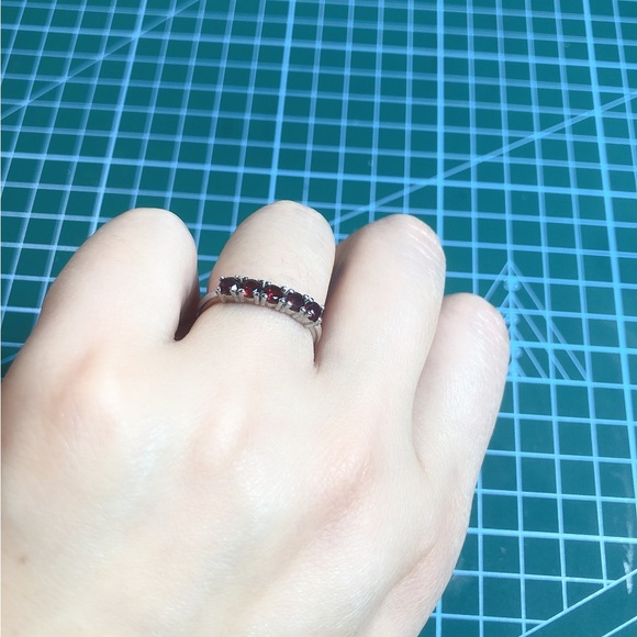 Garnet band ring - Picture 4 of 8